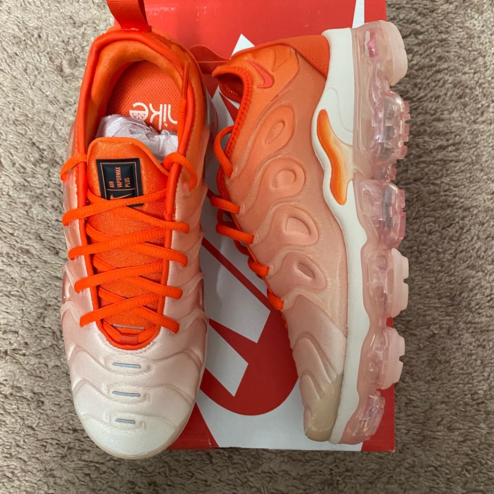 New women’s Nike Air vapormax plus Sz 7.5 shoes orange